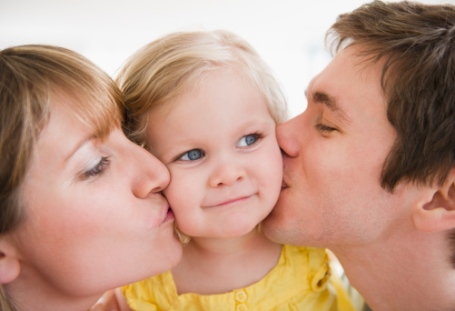 مزیت بوسیدن روزانه کودک